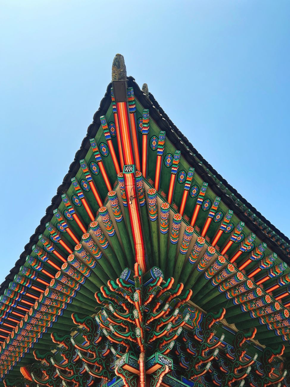 생생한 색의 단청 처마