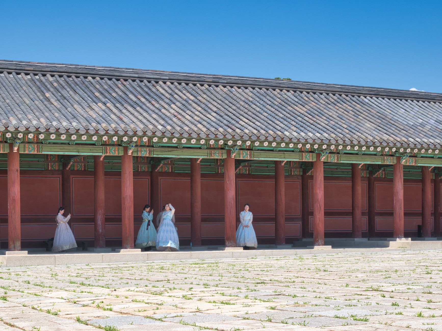 한복을 입고 한옥에 선 사람