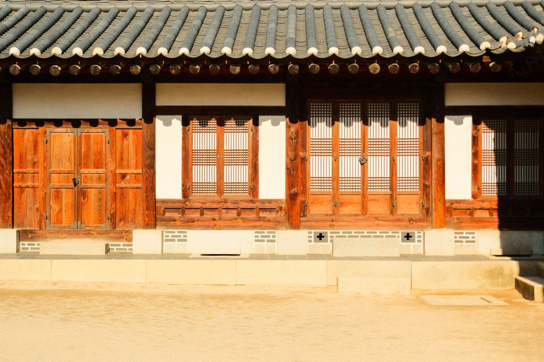 붉은 단청의 한옥 건물