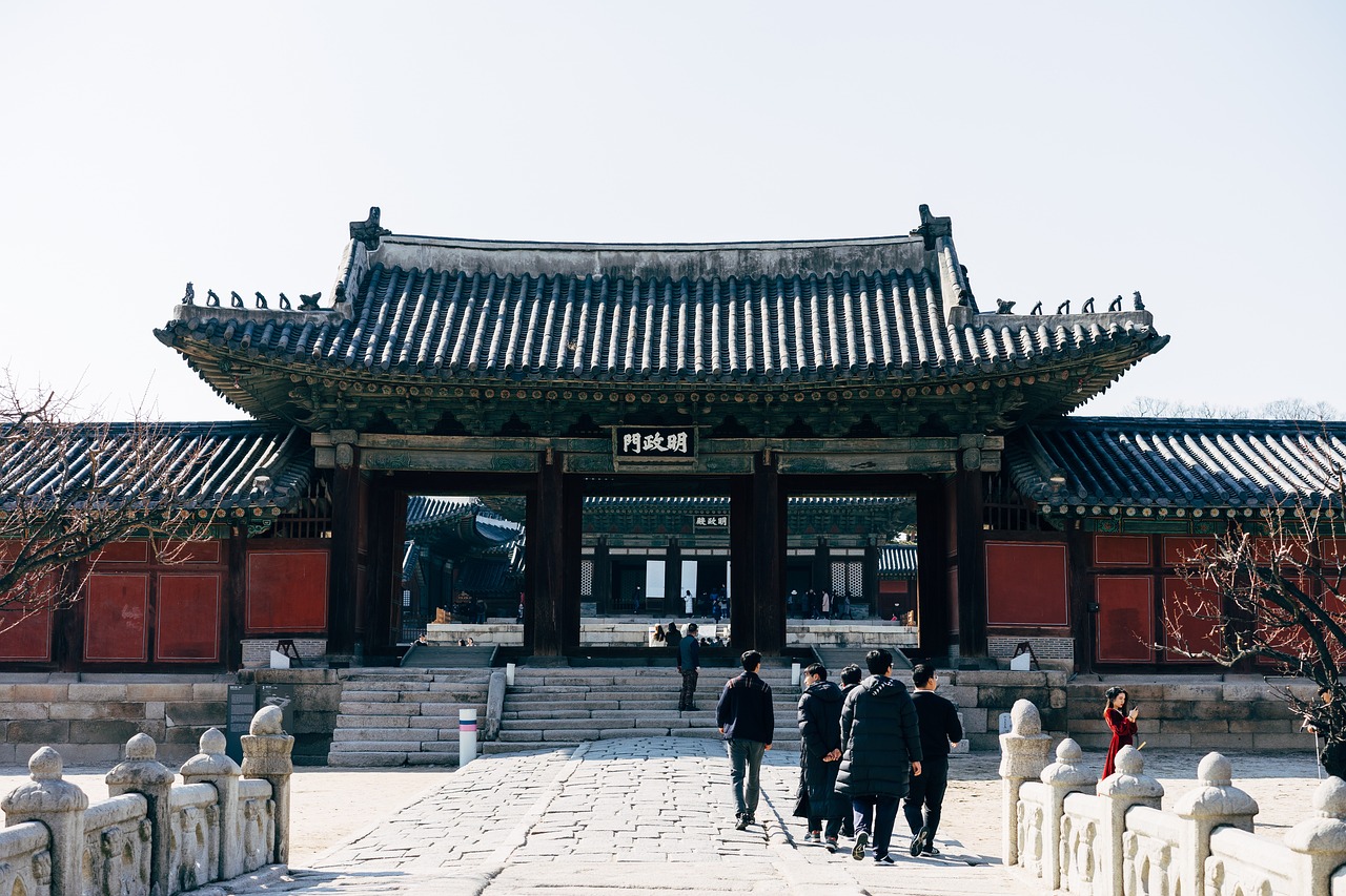 궁궐 정문을 걷는 사람들
